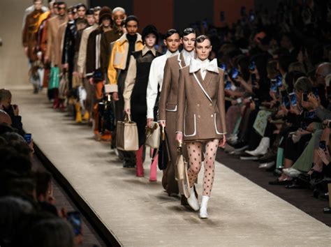 sfilata prada febbraio 2019 milano|Milano Fashion Week: il meglio della settimana della moda AI .